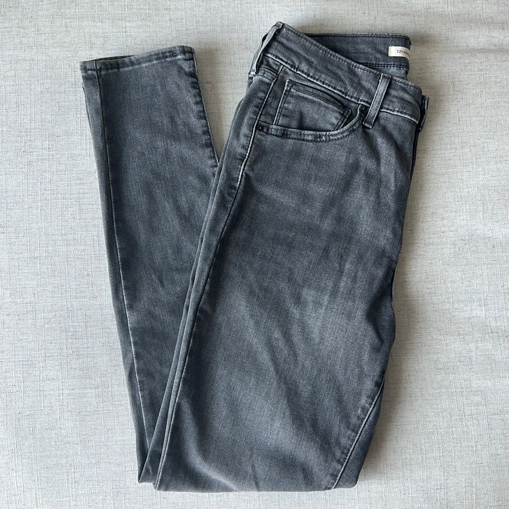 Levi skinny jeans, perfect for a night out or a cozy Fall day!